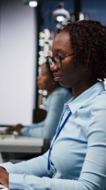 Dikey Video Yapay Zeka asistanı, siyah takımın gece geç saatlerde görevlerini tamamlamasına yardımcı olan bir bilgisayar masaüstünde görüntülendi, etkileşimleri düzene sokmayı ve web tabanlı bağlantıyı geliştirmeyi derinden öğrendi. Kamera B.