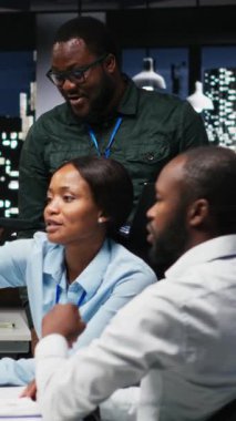 Dikey Video Siyah 'ın kendine güvenen iş ortakları geceleri masaüstü bilgisayarındaki ölçümleri analiz ederek, rapor yazma ve sonuç ve başarı elde etme planlarına odaklanıyorlar. Birlikte fazla mesai yapıyoruz.