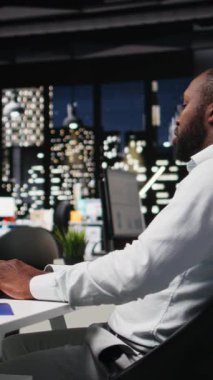 Dikey Video Afrikalı Amerikalı personel problem çözme görevleri için yapay zeka sohbet robotu sistemini, akıllı algoritmaları vurgulamak için fütürist yüksek teknolojiyi ve derin öğrenme için kullanıyor. İletişim ve bilişim desteği