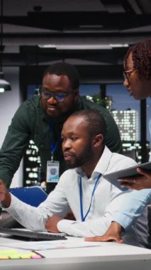 Siyahi personelden oluşan dikey video ekibi finansman verileri ve performans ölçümleri, görüş hizalanması ve geceleri çok uluslu bir şirket ortamında başarıyı sürdürme hedefleri