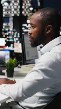 Dikey Video Erkek PC kullanıcısı, yapay zekanın evrimini vurgulayarak, ofis saatlerinden sonra bilgisayardaki yapay zeka sohbet sistemiyle etkileşime giriyor. Chatbot servisleri ve dijital araçlar