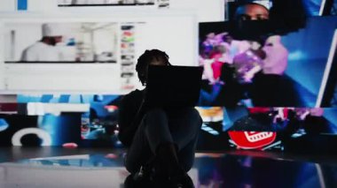 Ergenler okul ödevleri yapmak yerine internetten web sitelerine bakıyorlar. Gündelik işler yapmak yerine internette eğlenmek için not defteri kullanan tembel kadın. Kamera A.