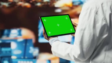 Tomografi ve video analizlerine bakarak sağlık uzmanlarının kullandığı maket tabletini kapatın. Tıbbi araştırma laboratuvarında bilim adamı, izole ekran cihazı ile sağlık verilerini okuyor, kamera B