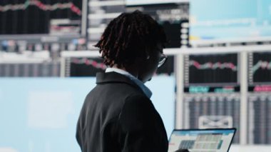 Yönetici, karar vermeden önce şirketin dijital video ölçümlerini karşılaştırmak için dizüstü bilgisayar yazılımı kullanıyor. Girişimci, notebook programı, kamera B kullanarak anahtar performans göstergelerini analiz ediyor