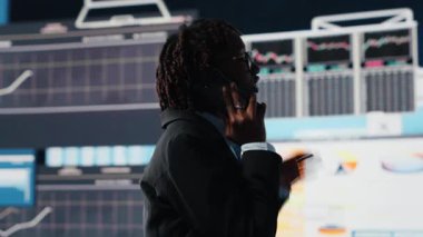 Yöneticinin hissedarlarla telefon görüşmesi yapmasını, iş piyasası grafikleri hakkında konuşmasını, beyin fırtınası yapmasını. Kadın iş ortaklarıyla mali raporlar hakkında konuşuyor.