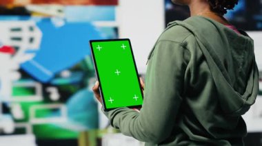 Genç bir kadının kullandığı yeşil ekran tabletini kapatın. Video yayın hizmetlerinin içeriğini izleyip boş zamanların tadını çıkarın. Krom anahtar aygıtında VOD yayınlarını eğlendirmeye çalışan bir genç.