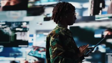 Asker muharebe desteği sağlıyor, tablet uygulamalı video yayınlarına bakıyor. İstihbarat Teşkilatı çalışanı savaş alanı iletişim ağını aygıt B 'de kullanır.