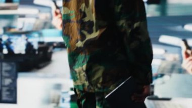 Hava savunma komutanı gelen balistik füzeleri tespit etmek için tablet uygulamasında radar sistemleri kullanıyor. Ordu askeri harekat üssünde düşman roketlerini tarıyor. Cihaz uygulaması, kamera B kullanarak.