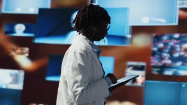 Doktor, en son nöroloji araştırmalarını izleyicilerle paylaşmak için heyecanlı, insan organlarını gösteriyor. Kadın bilim adamı açılış konuşması sırasında fütüristik röntgen taramalarını göstermekten memnuniyet duyar, kamera B