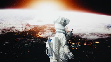 Mutlu yörünge istasyonu astronotu uzaydaki gezegenin güzelliğinden memnun. Gezegen araştırması sırasında göksel cisimlere hayranlıkla bakan neşeli kadın, 360 derece, kamera A