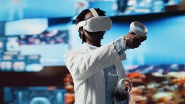 Tomografi taramalarına, MRI verilerine ve video analizlerine bakan sağlık uzmanları tarafından kullanılan sanal gerçeklik teknolojisi. Tıbbi araştırma laboratuarındaki bilim adamı VR gözlükleri ve kamera B ile sağlık verilerini okuyor.