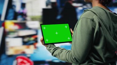 İnternet video kanallarına bakmak için kullanılan yeşil ekran tableti dijital arkaplanda izole edilmiş. Kadın, 360 derece döndürme ve B kamerasıyla sınırsız metaevren video içeriğinden hoşlanıyor.