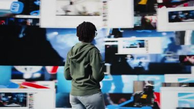 Video yayın hizmetlerinin içeriğinden memnun olan mutlu genç kadın tablet kullanarak boş vakitlerin tadını çıkarıyor. Gülümseyen genç cihaz A 'daki VOD yayınlarını eğlendirmekten memnun.