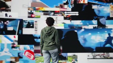 Neşeli kullanıcı multimedya video kanallarındaki internet video kanallarından çok etkilendi. Kolları açık bir kadın sınırsız metaevren video içeriğinden memnun, 360 derece döndürme, kamera A