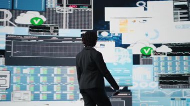 Yönetici, iş piyasasının grafiklerini tablet uygulaması kullanarak değerlendiriyor, beyin fırtınası yapıyor. İş kadını, iş görüşleri için dijital cihaz üzerindeki finansal raporları ve veri grafiklerini analiz ediyor, kamera A