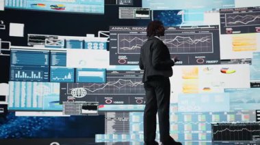 İş analisti şirket konferansı sırasında performans göstergesi ve finansal KPI sunuyor. CEO iş zirvesinde konuşuyor, raporlar gösteriyor, büyüme olanakları sunuyor, kamera A