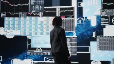 İş uzmanı gurur duyuyor, performans gösterge tablosunu inceledikten sonra göğüs pompalıyor ve kazanımları görüyor. Yönetici, olumlu yıllık rapor verilerinin ardından kutlama yapıyor, zafer jestleri yapıyor, kamera A