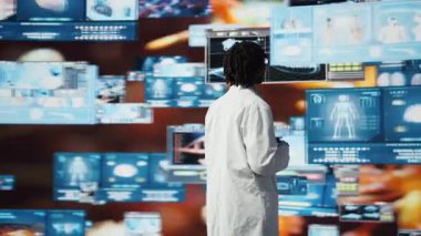 Mikrofonla konuşan neşeli bilim adamı, tıp alanının geleceğini sunmaktan heyecan duyuyor. Neşeli biyomedikal uzmanı tıp konferansı sırasında ileri teknoloji antiviral stratejiler hakkında konuşuyor. Kamera A