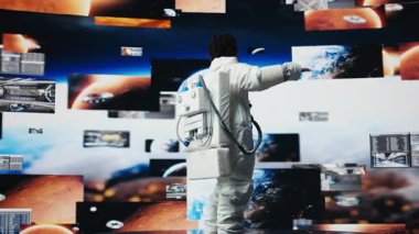 Ekranlarda görev verilerini izlerken dans eden neşeli astronot. Neşeli uzay aracı kozmonot uzay yolculuğu multimedya dijital fon, kamera A 'ya bakarken dans hareketleri yaparken eğleniyor.