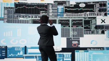 Dijital video kasetçalara yansıtılan pozitif şirket ölçümlerini kutlayan mutlu yönetici. Girişimci göğsünü şişiriyor, kollarını kaldırıyor kilit performans göstergeleriyle gurur duyuyor, kamera A