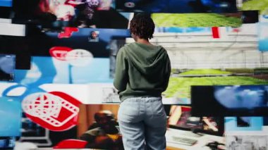 Neşeli sosyal medya kullanıcısı akıllı telefondaki çevrimiçi videolara bakmaktan keyif alıyor. İnternette gezinmek için telefon kullanan neşeli kadın, sosyal ağ besleme videolarına bakıyor, kamera A