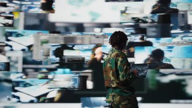 İstihbarat Teşkilatı uzmanı kamuflaj üniforması giyip bilgisayarla düşman roketlerini tarıyor. Askeri ajan, gelen balistik füzeleri, kamera A 'yı tespit etmek için radar sistemini kullanıyor.