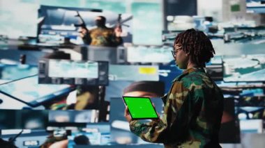 Askeri operatör tarafından yaklaşan düşman hava saldırılarını izlemek için kullanılan izole ekran modeli tablet uyarı sistemi. Ordu ajanı hava sahası üstünlüğünü koruyor. Radarda kroma anahtarı var. Kamera A.