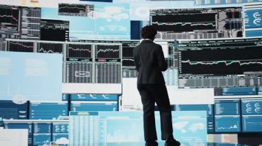 Karar vermeden önce KPI şirketinin dijital video verilerini karşılaştırmak için dizüstü bilgisayar kullanan bir iş uzmanı. Şirket girişimi analiz lideri anahtar performans göstergeleri not defteri, kamera A kullanarak