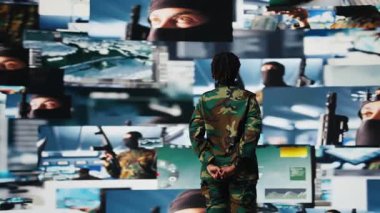 Hava Savunma Komutanlığı operatörü, gelen balistik füzeleri tespit etmek için dijital video taramasında radar sistemlerini kullanıyor. Ordu askeri operasyon merkezinde. Roketleri tarıyor. Sınırlara yaklaşıyor. Kamera A.