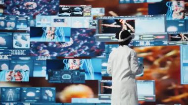 Klinisyen tarafından tıbbi raporlara bakarak kullanılan sanal gerçeklik teknolojisi. VR kulaklık takan doktor model cihazındaki tıbbi araştırma verilerini analiz ediyor, kontrol panelleri, kamera A