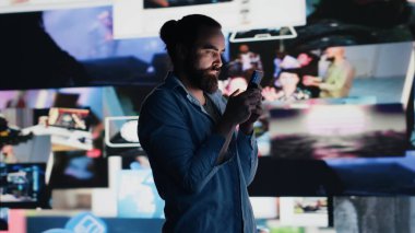 Sosyal medya içeriği tüketimine bağımlı akıllı telefon kullanıcısı ve dijital dünyada endişe ve kendine güven sorunlarını tetikleyebilecek saplantılı kıyamet tomarı. Aşırı izolasyon. Kamera A.