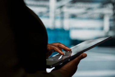 Web sitelerine ev sahipliği yapmak için kullanılan ekipman ölçümlerini takip etmek için veri merkezinde tablet kullanan mühendisi kapat. Sunucu odası çalışanı depolama kapasitesini yükseltiyor şirket veritabanlarını çalıştırıyor