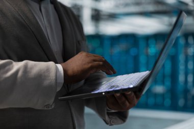 Yüksek teknoloji sunucu çiftliği yönetim ekipman sistemlerini kapatın, kurtarma planlarını kontrol edin. Veri Merkezi IT profesyonel izleme performansı, süper bilgisayarların optimum olarak çalıştığından emin olmak