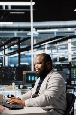 Upbeat data center IT uzmanı sunucu teknolojisini güncellemek ve yazılımı kullanarak donanımı yapılandırmak için PC kullanır. Jolly sunucu odası programcısı donanım analizlerini gözden geçirir, güvenilir ağ işlemleri sağlar