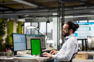 Girişim danışmanı, yenilikleri yönlendirmek için yeni bir geliştirme planı ve strateji uygulayarak, finansal grafikleri modellemenin yanında inceliyor. Verimlilik için iş başarısı ve performans sağlanması.