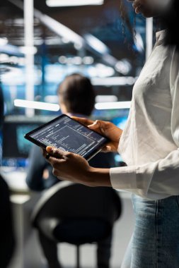 Mühendislerin tablet kullanarak kapatılması, veri merkezinde kodlama, nöral ağların güncellenmesi. Sunucu merkezi programlama makinesindeki işçiler algoritmaları öğreniyor, ana aygıt sistemlerini hata ayıklıyor