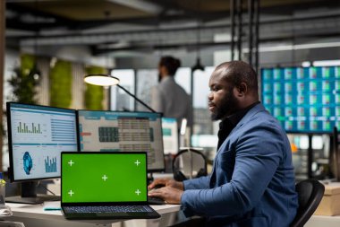 Afrika kökenli Amerikalı profesyonel KPI verilerini krom anahtar ekranla inceleyerek kaynak tahsisi tahminleri üzerinde çalışıyor. Üretim ve başarı sağlamak için işletme yönetimi çözümleri.