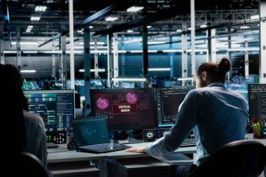 Takım çalışması veri merkezi yöneticileri yapay zeka araçları kullanarak arızaları düzeltmeye çalışır. Sunucu çiftliği bilişim uzmanları sistem sağlığını optimize etmek için beyin fırtınası yapıyor, kritik hatayı yapay zekayla onarıyor