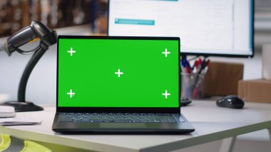 Boş depo alanı emniyette izole edilmiş kroma anahtar görüntüsü, sipariş işleme ve e-ticaret kargo malları yöneticiliği gösteriyor. Raflarda raflar ve paketler olan bir depo..