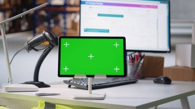 Boş dağıtım merkezi alanı, emrin işlenmesi ve e-ticaret kargo mallarının taşınması ile ilgili olarak bilgisayar üzerinde izole edilmiş bir kopya alanı gösteriyor. Raflarda raflar ve paketler olan bir depo..