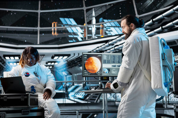 Коллеги орбитальной станции летят на Марс, отображая неизвестные миры. Команда астронавтов на космическом корабле исследует Марсианскую планетарную поверхность для оценки факторов обитаемости и сбора данных