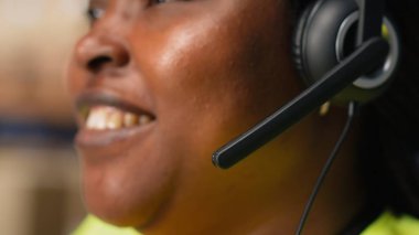 Yardım hattından çağrı merkezi katibi takip ve sipariş merkezi çevrimiçi alışveriş lojistik merkezinde çalışıyor. Kargo sorunlarını çözen işçiler ve dağıtım sürecinde kaybolan paketler. Kamera B.