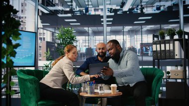 Yönetim kurulu başkanı ve ekip üyeleri toplantı sırasında öngörü ve liderlik becerilerini, stratejik düşünce ve kültürel çeşitliliği paylaşarak organizasyonel büyümeyi teşvik ediyorlar. Şirket liderleri. Kamera A.