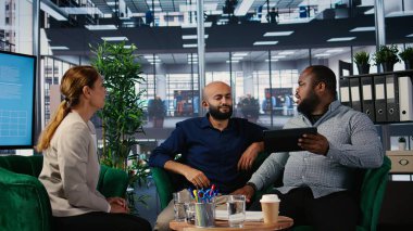 İş geliştirme ve ortaklık fırsatlarını desteklemek için araştırma ve liderlik becerilerini kullanan çeşitli uzmanların yer aldığı ofis toplantısı. Kamera A.