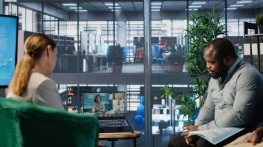 Profesyonel ekip, şirketin gelişimini ve karar verme mekanizmasını desteklemek, işyeri işbirliğini güçlendirmek ve büyüme için iş arkadaşlarıyla görüşmek için video çağrı teknolojisini kullanıyor. Kamera B.