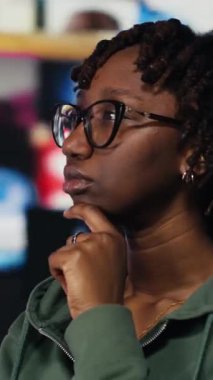 Bir kadının multimedya gösterge panellerine yakınlaştığı, teknolojinin ve dijital içeriğin gücünü sergilediği dikey video. Cihaz uygulamaları ve internet siteleriyle etkileşimde olan kişi