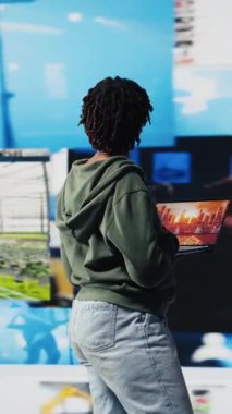 Bilgisayarı kullanan gülümseyen kadın video tavsiyelerine anında ulaşmaktan memnun. Neşeli kullanıcı dijital çağda eğleniyor sınırsız yayın olanağı sağlıyor, kliplere bakıyor