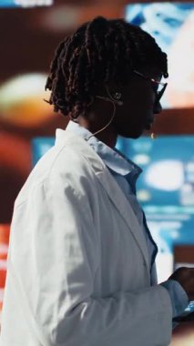 Mikrofonla konuşan, genomlar üzerine sunum yapan, hastalıkları karşılaştıran dikey video. Mutlu biyomedikal uzmanı tıp konferansı sırasında patojenler ve antiviral stratejiler hakkında konuştu