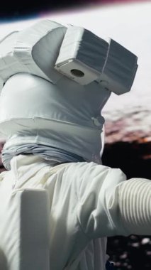 Dikey video ekstatik astronot kollarını açıyor, görevi tamamlamak için heyecanlı, uzay mekiğiyle gezegene yaklaşıyor. Kozmonot uzay deneyiminin tadını çıkarıyor, 360 derece dönüyor, takdir ediyor.