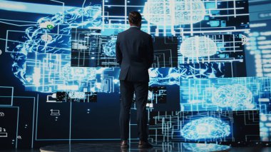 Profesyonel lider yapay zeka sinir ağı sistemine bakıyor, makine öğrenimi ve programlanması için dijital beyin görselleştirmesi yapıyor. Akıllı teknoloji ve algoritmik düşünce. Kamera B.